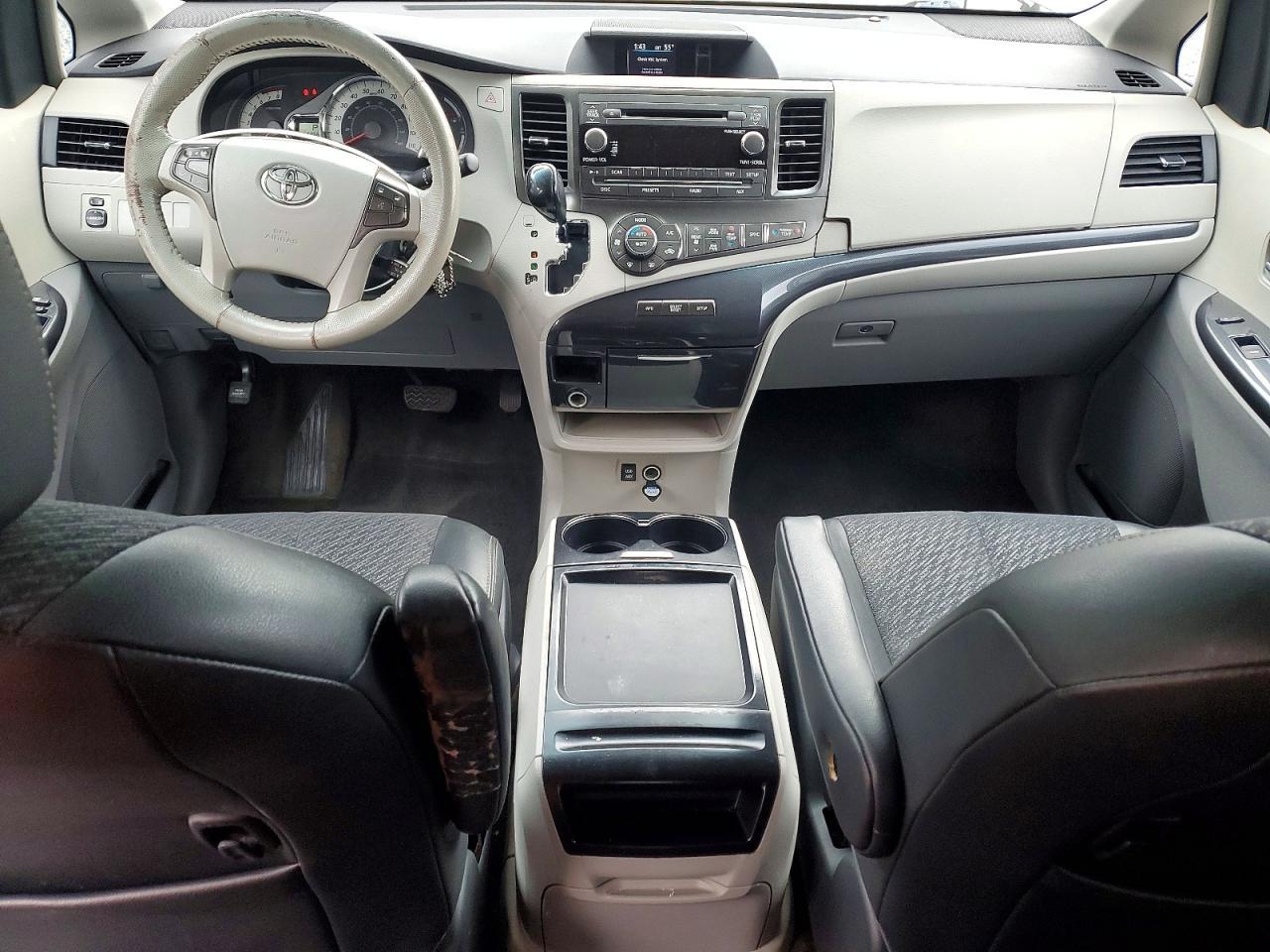 2011 TOYOTA SIENNA