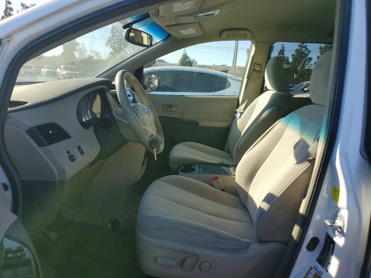 2011 TOYOTA SIENNA
