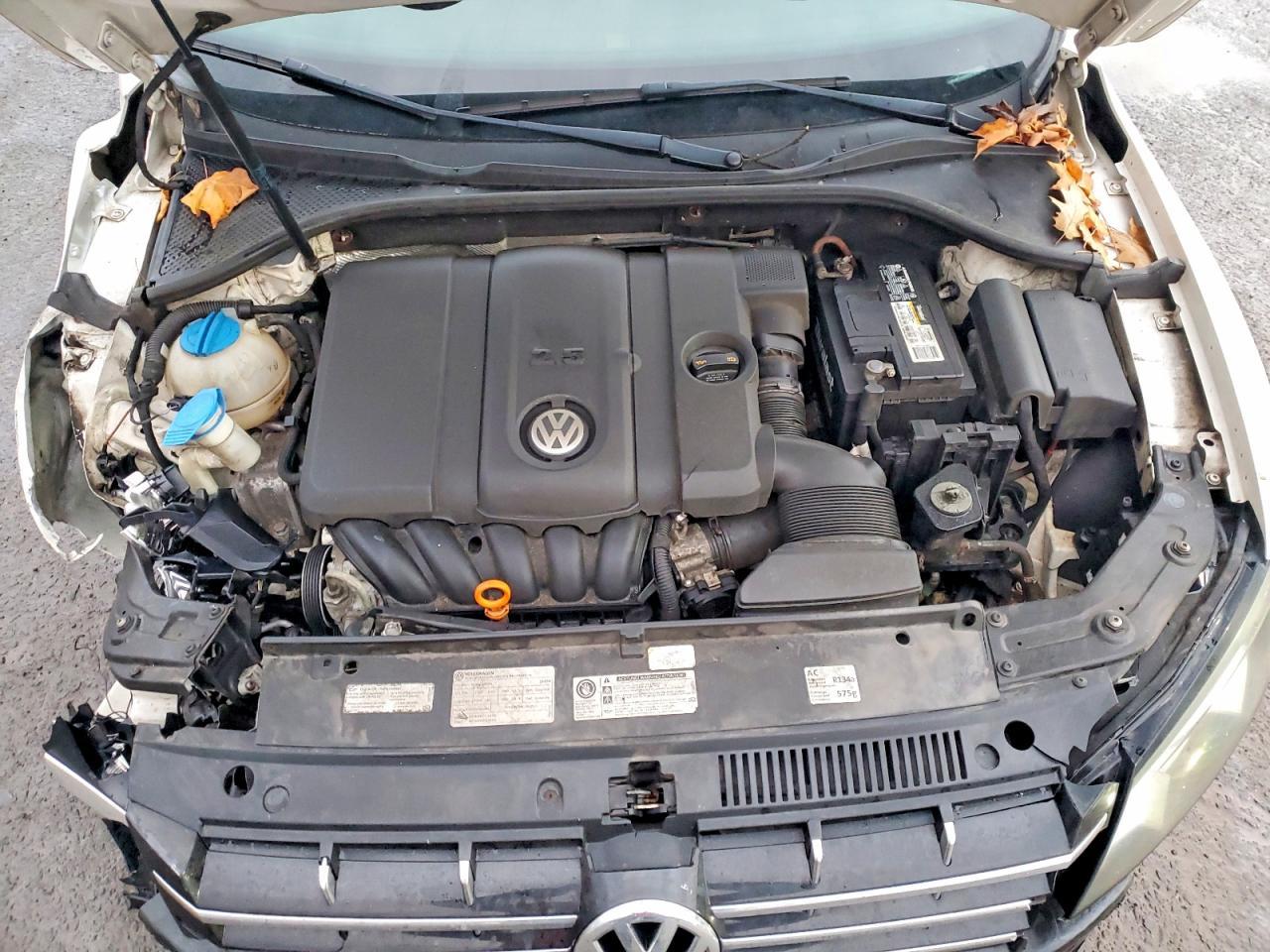 2013 VOLKSWAGEN Passat