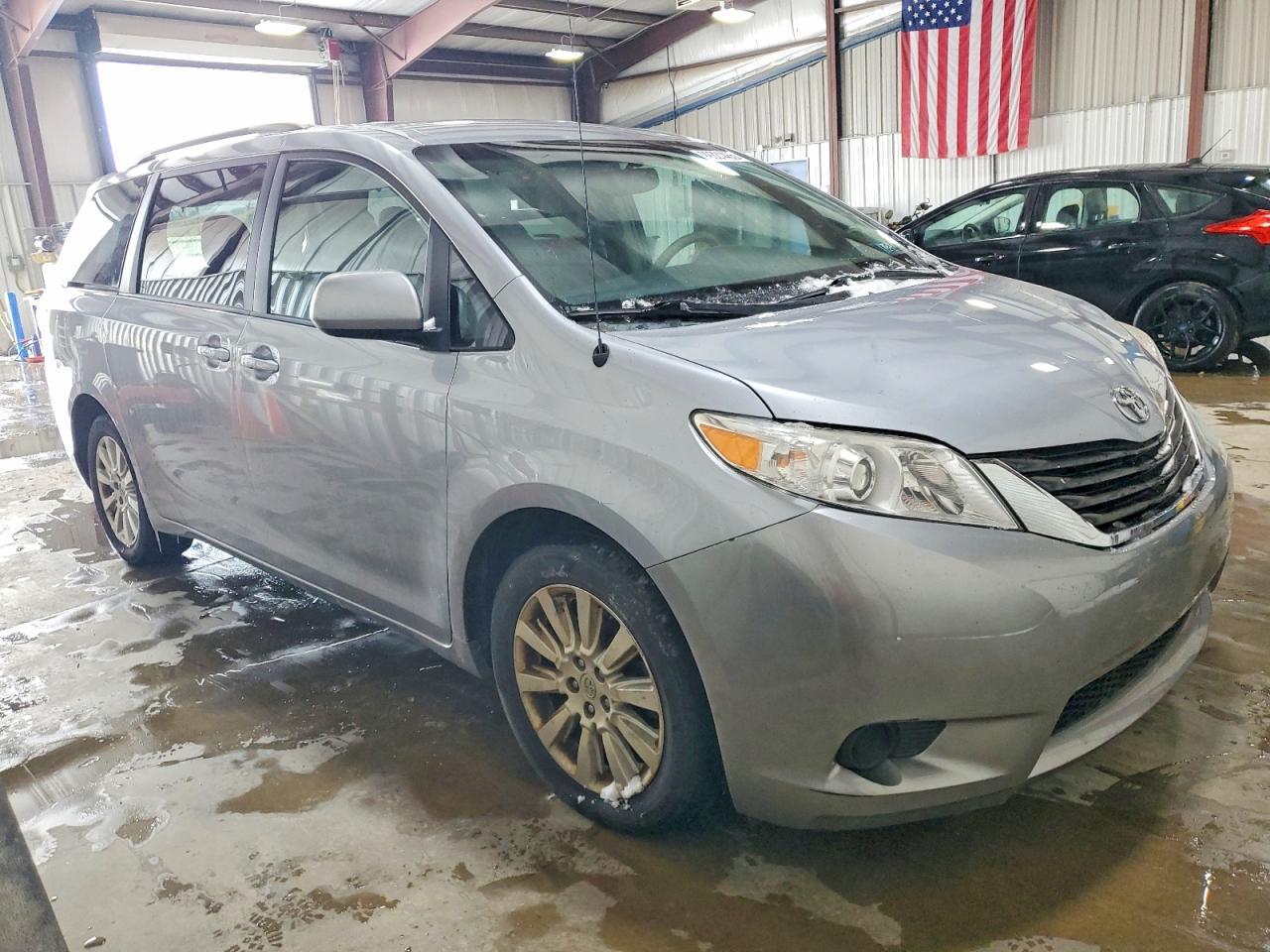 2014 TOYOTA SIENNA