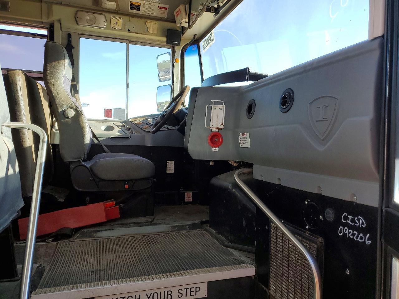 2009 IC CORPORATION 3000 Ce