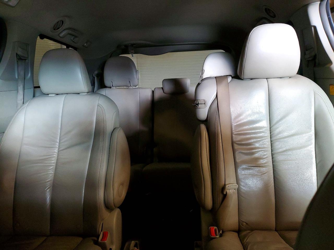 2011 TOYOTA SIENNA