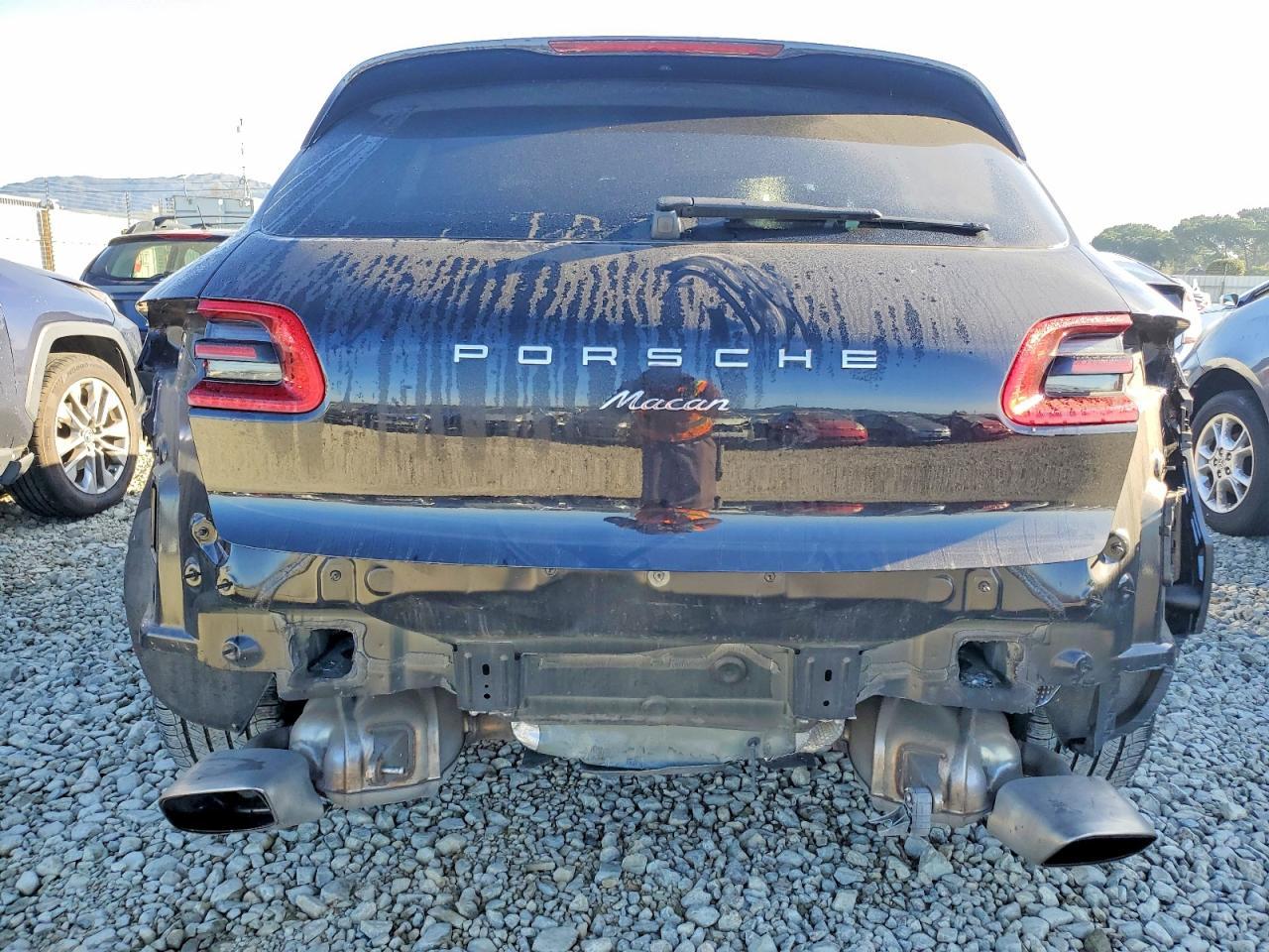 2017 PORSCHE Macan