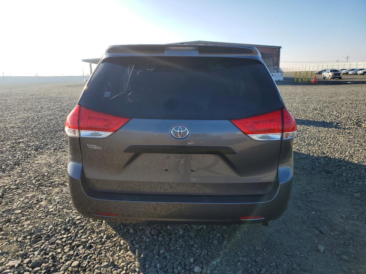 2011 TOYOTA SIENNA