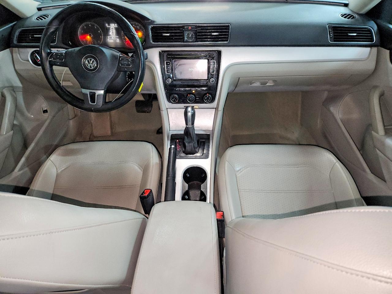 2013 VOLKSWAGEN Passat