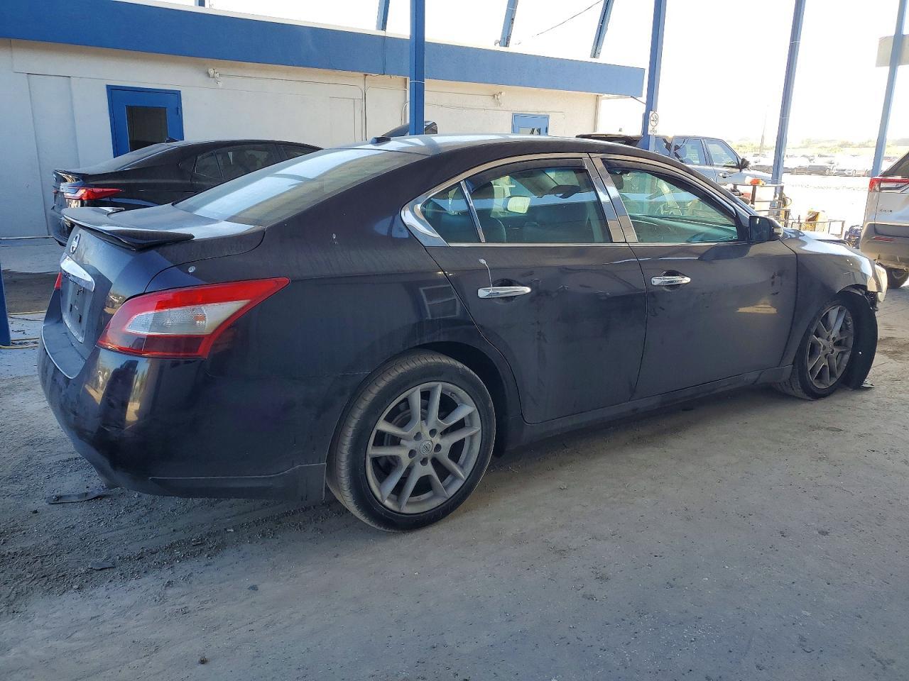 2010 NISSAN Maxima