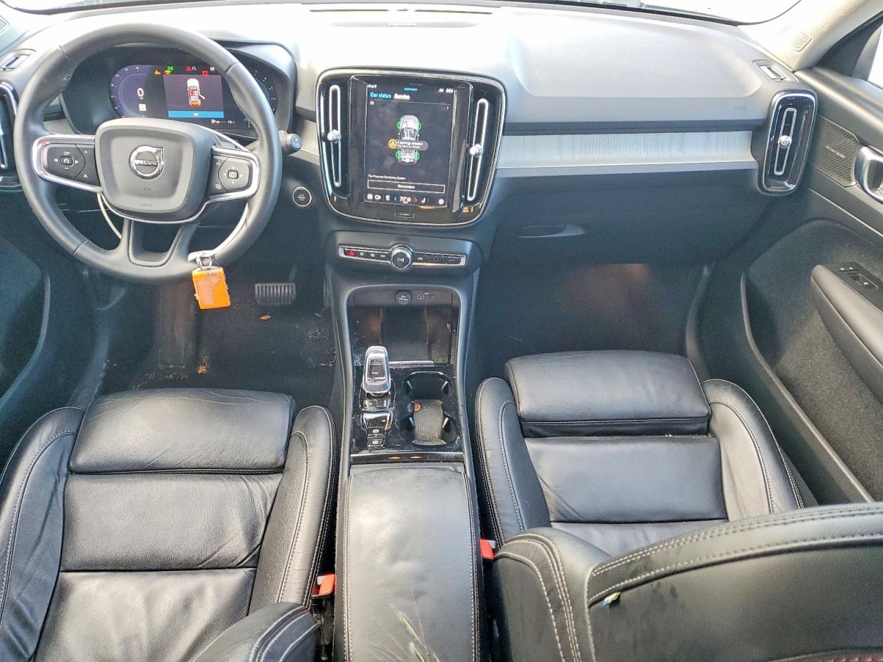 2023 VOLVO XC40