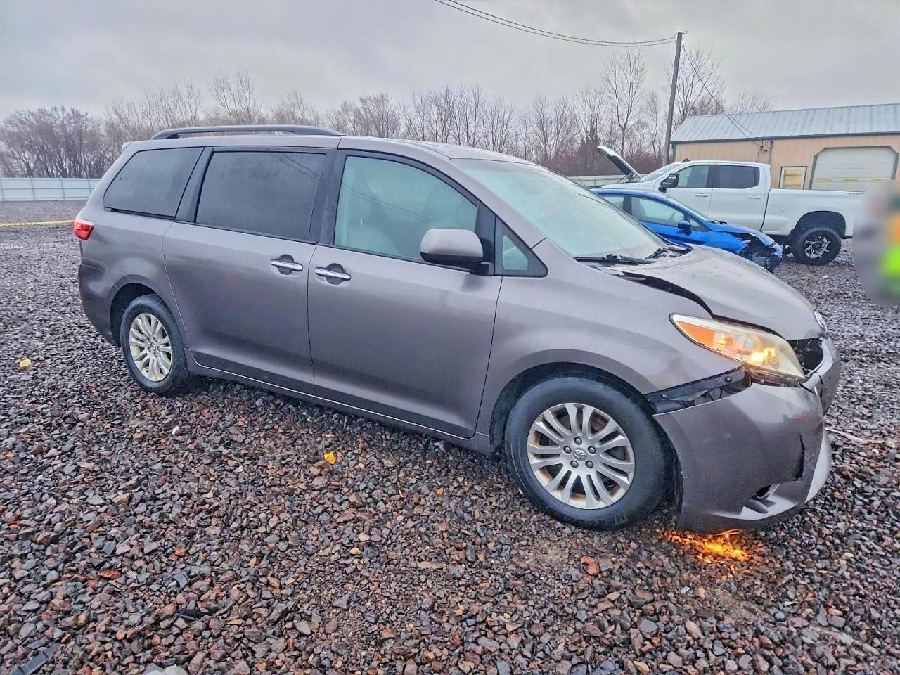 2015 TOYOTA SIENNA