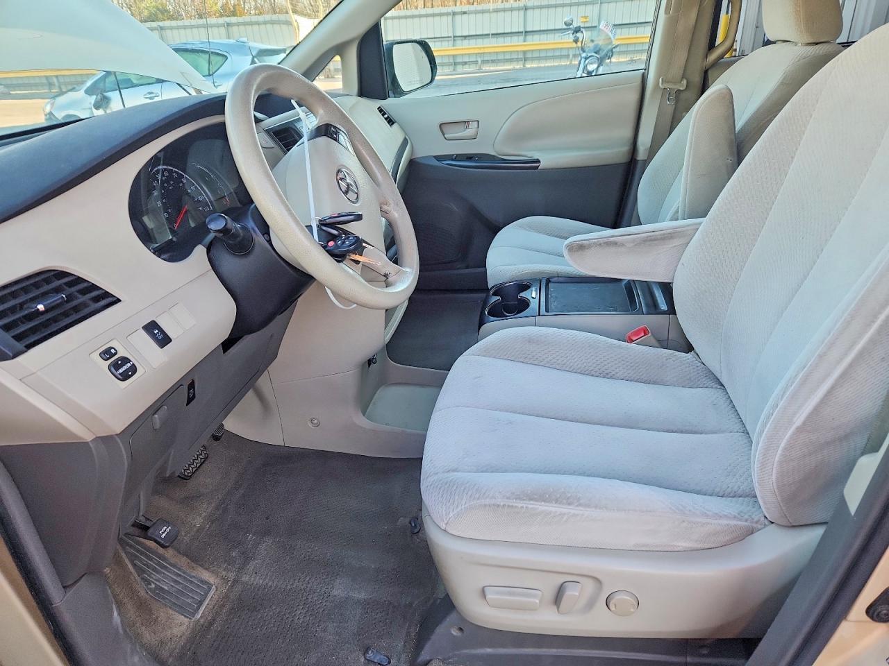 2011 TOYOTA SIENNA