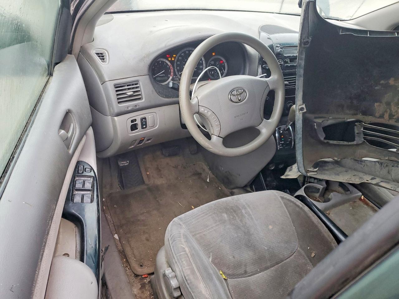 2004 TOYOTA SIENNA