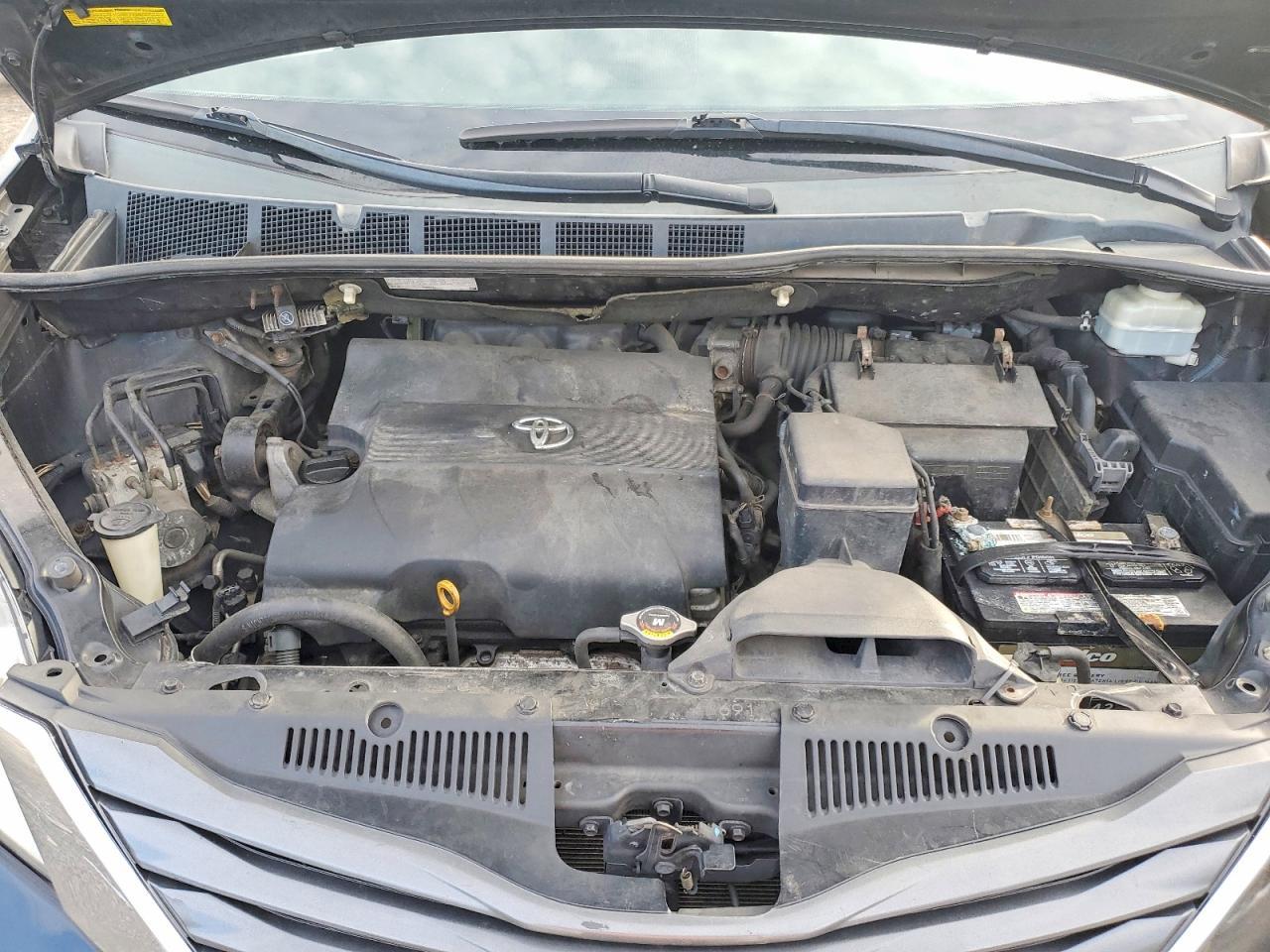 2011 TOYOTA SIENNA