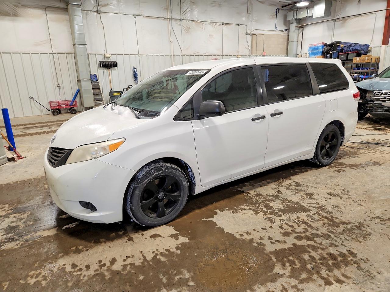 2011 TOYOTA SIENNA