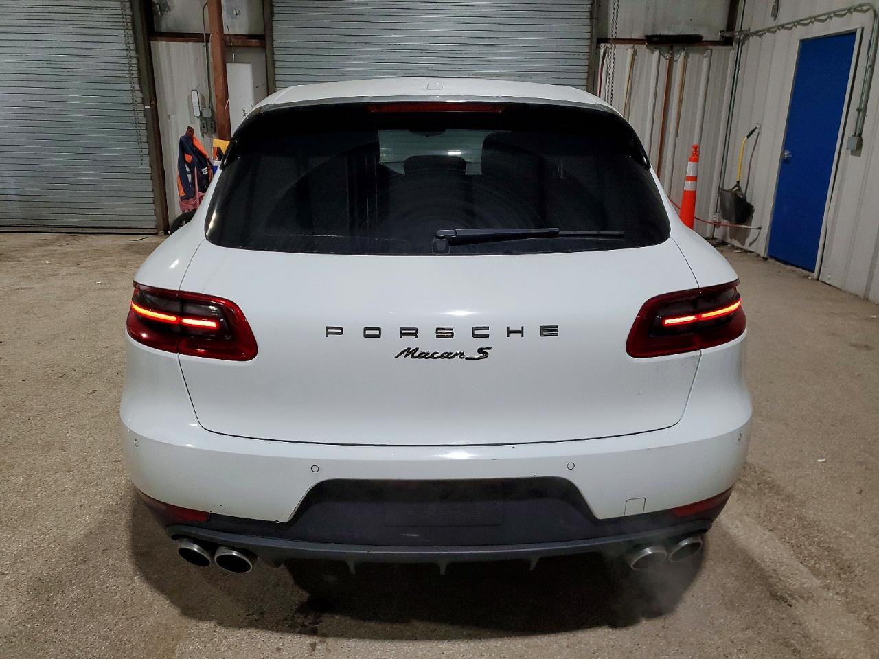 2016 PORSCHE Macan