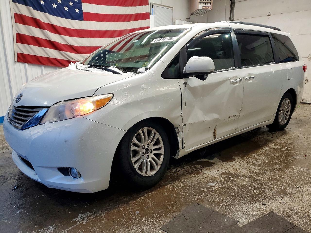 2015 TOYOTA SIENNA