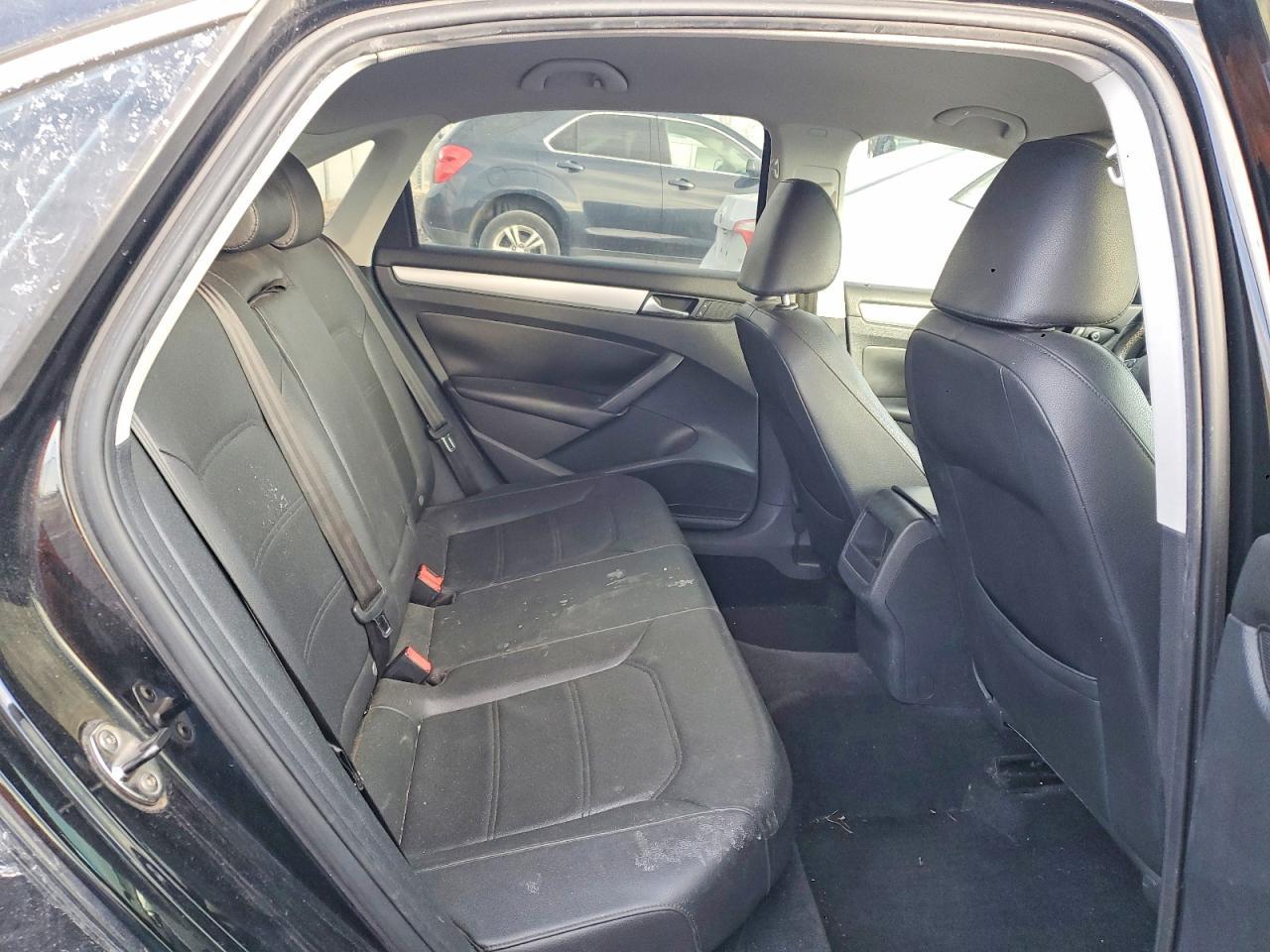 2012 VOLKSWAGEN Passat