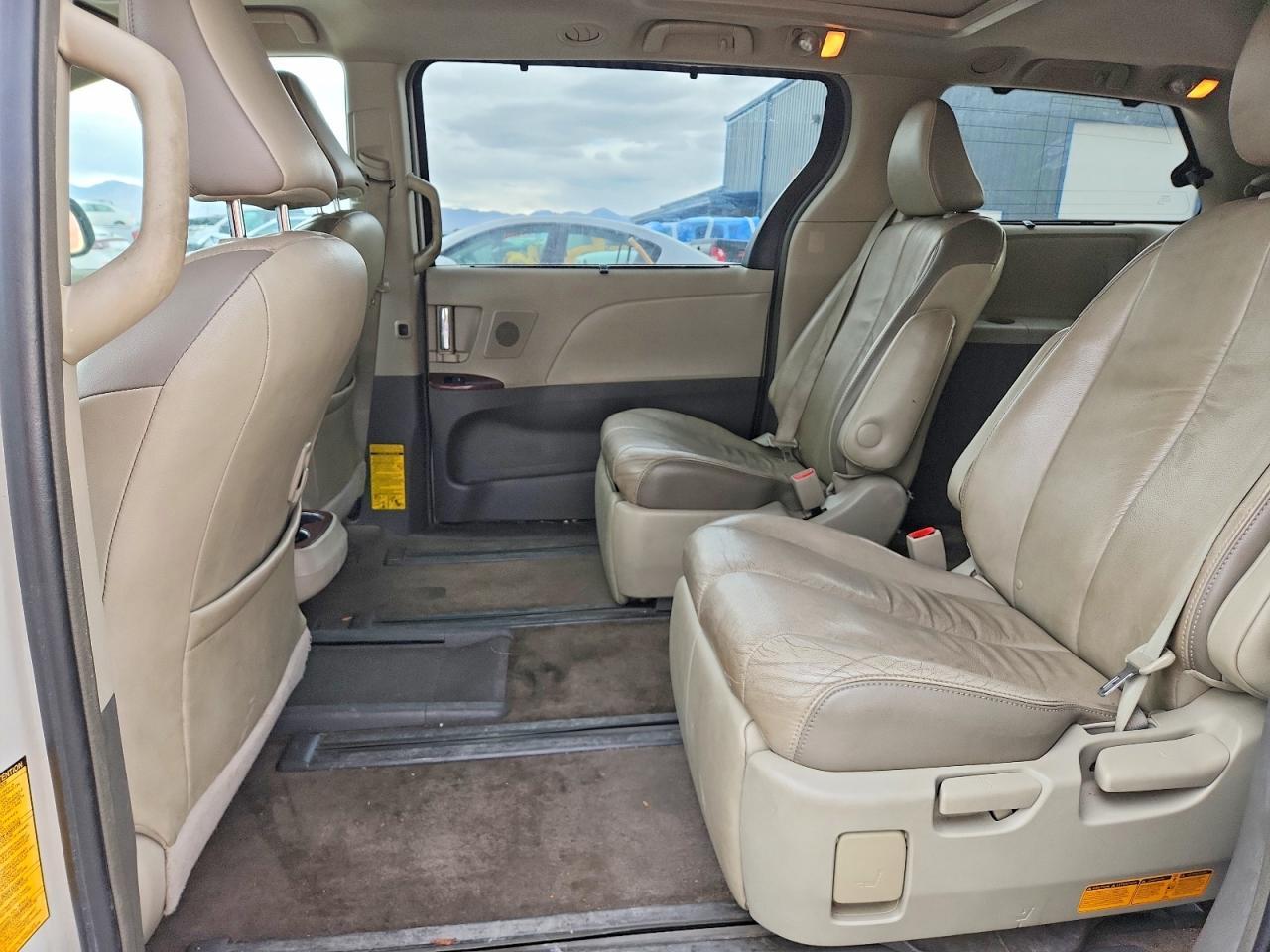 2012 TOYOTA SIENNA