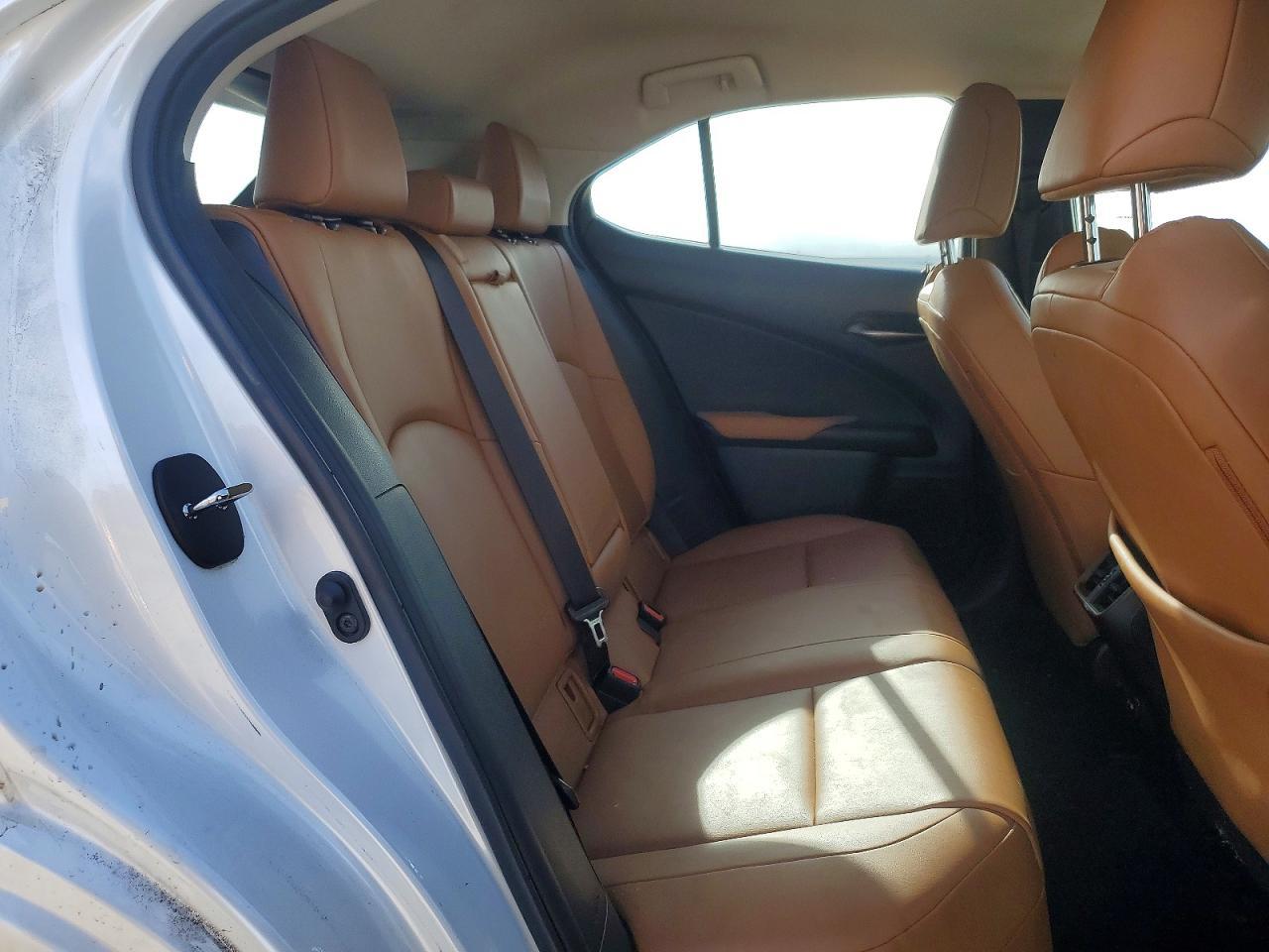2021 LEXUS UX 200