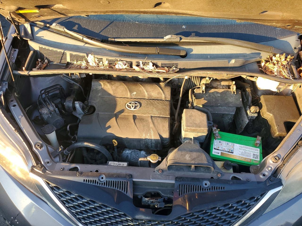 2011 TOYOTA SIENNA