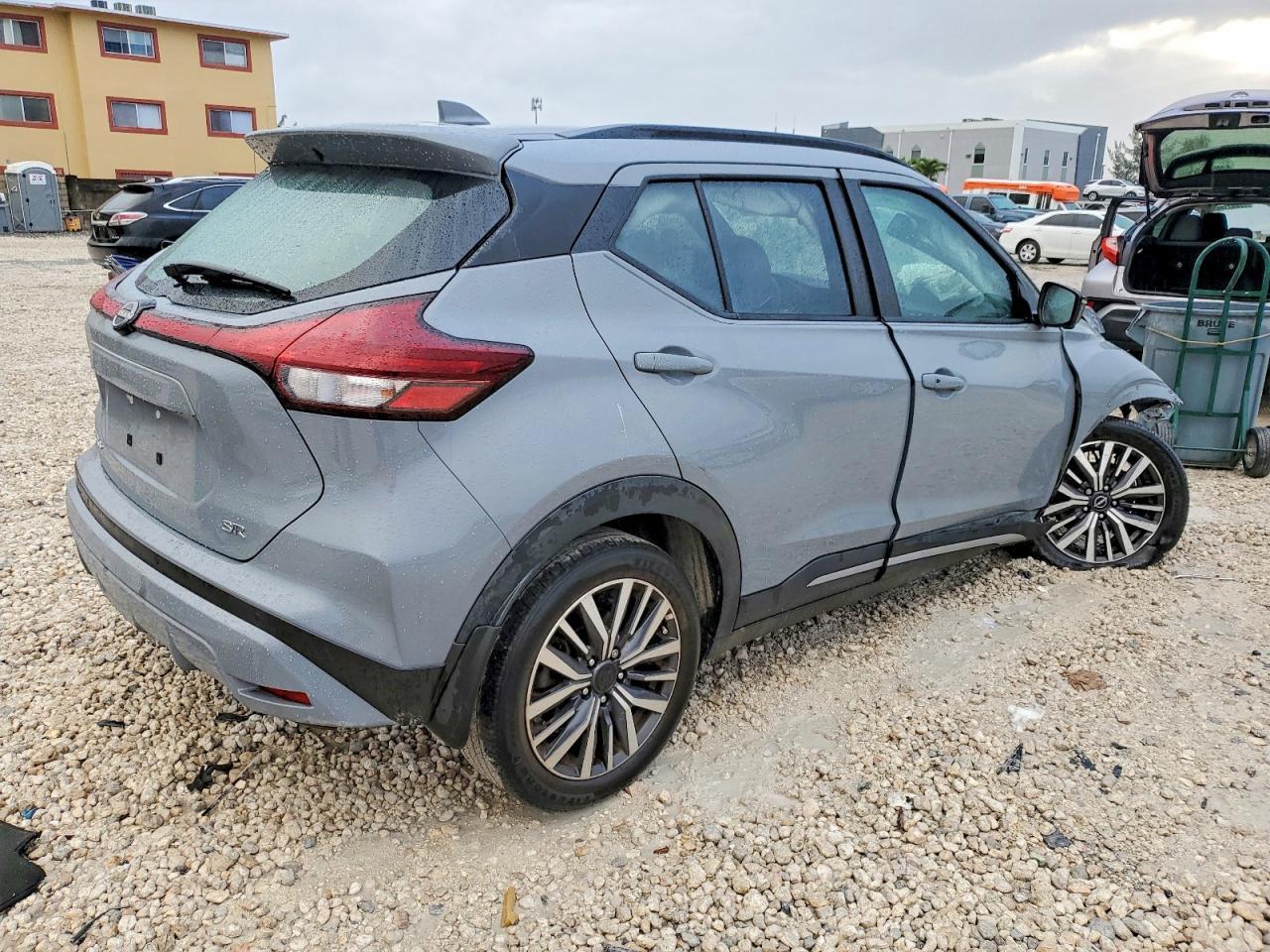 2024 NISSAN KICKS