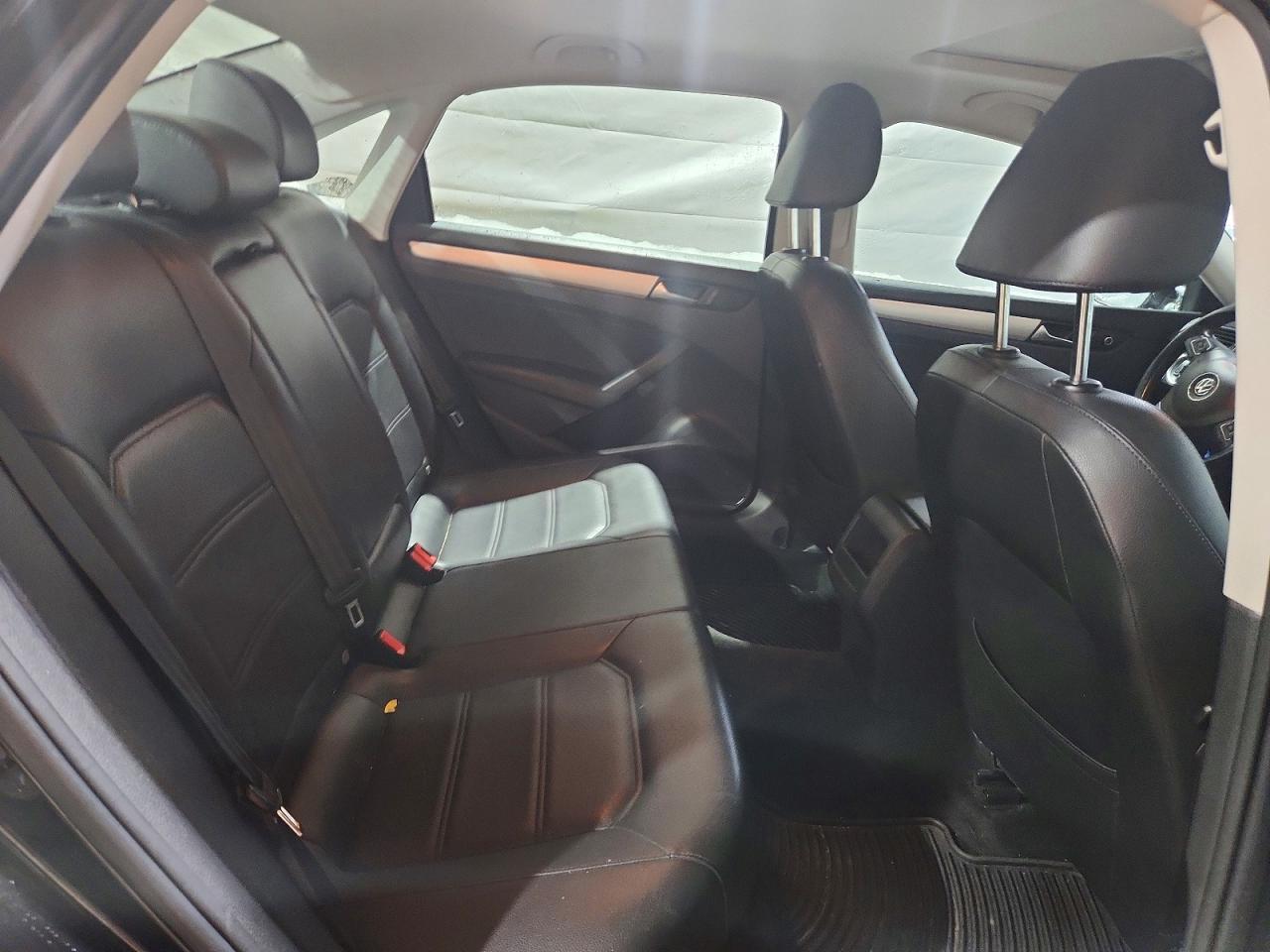2012 VOLKSWAGEN Passat