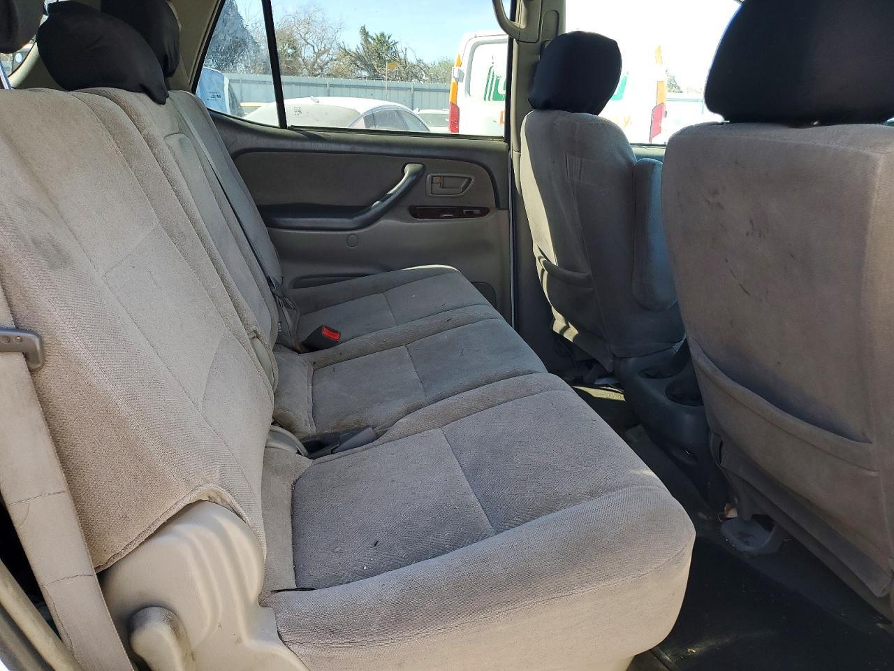 2004 TOYOTA Sequoia