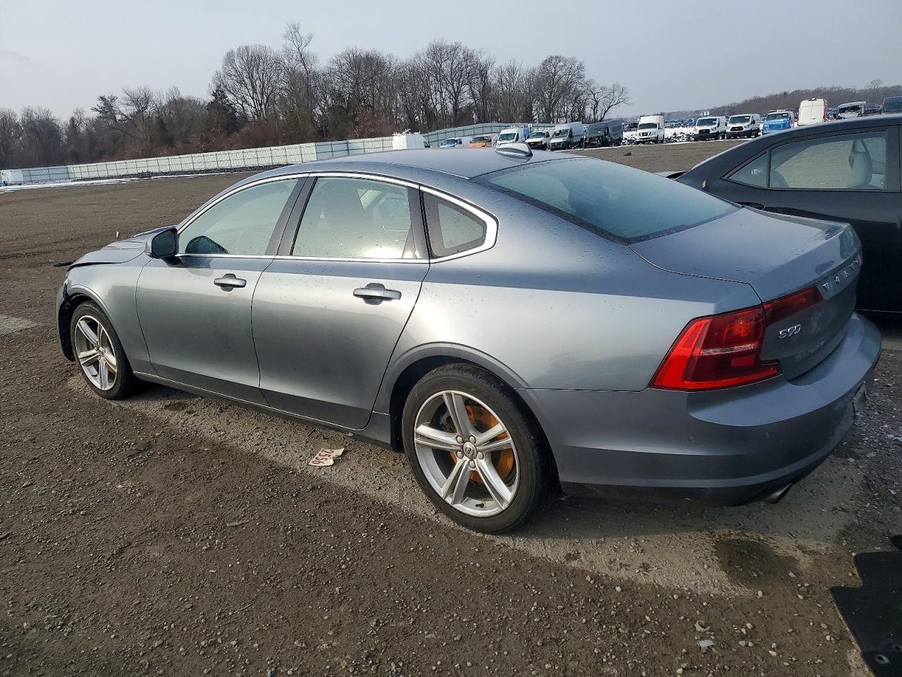 2017 VOLVO S90