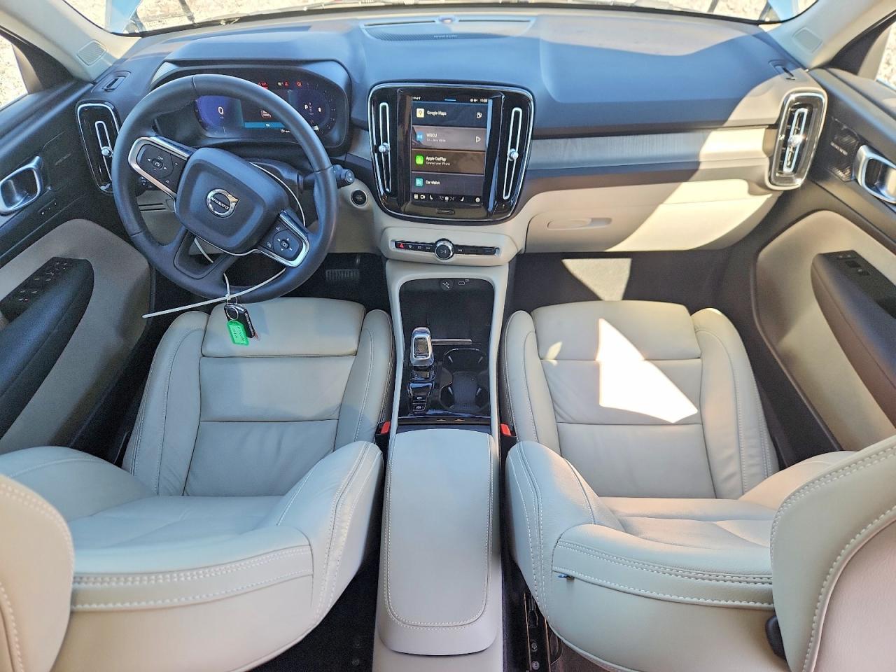 2023 VOLVO XC40