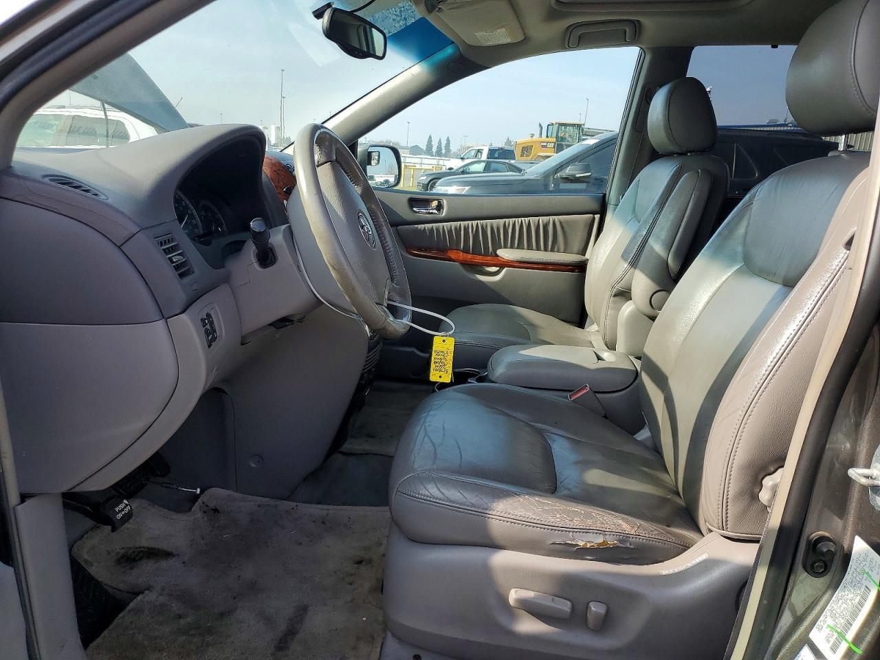 2004 TOYOTA SIENNA