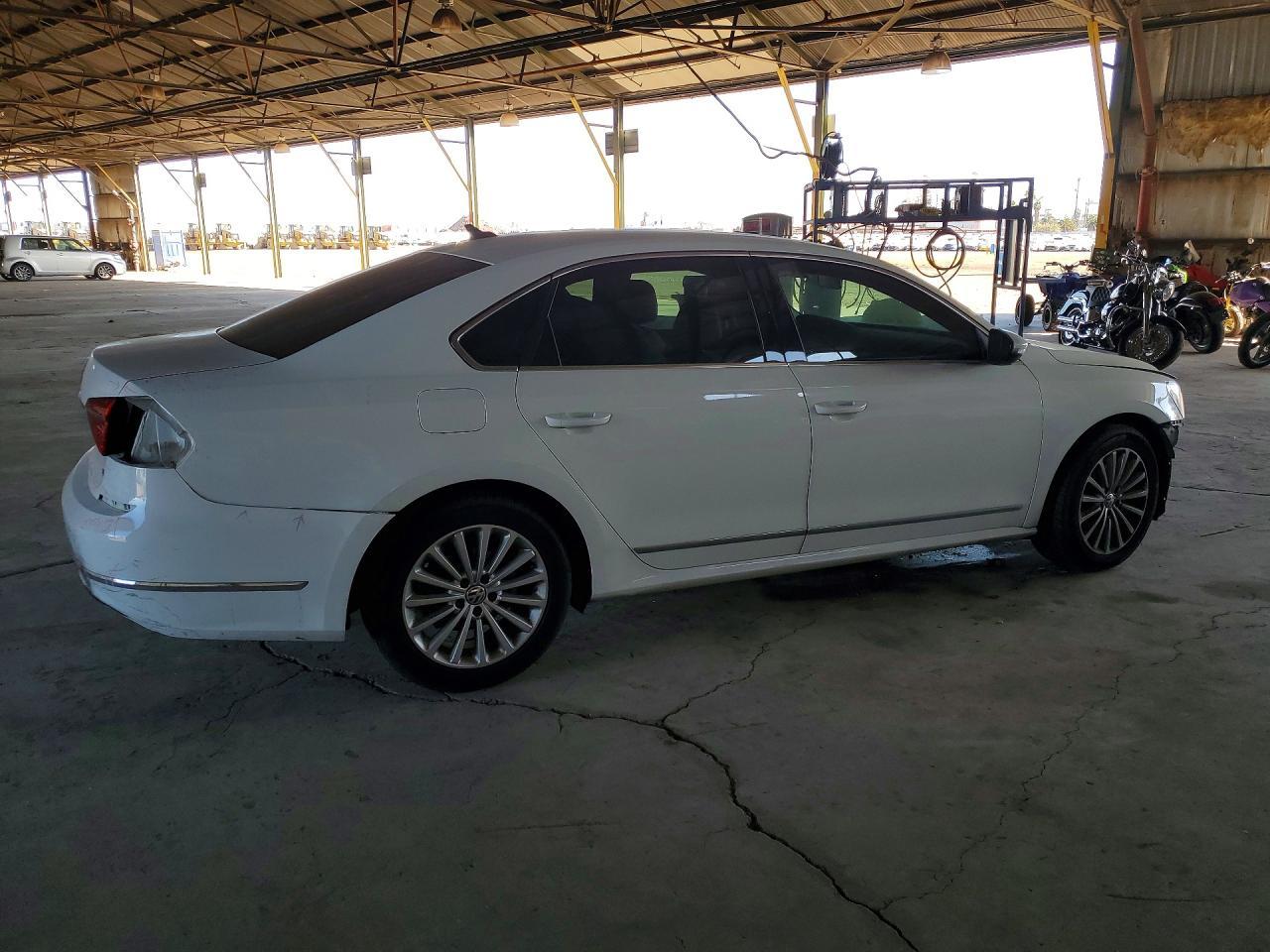 2016 VOLKSWAGEN Passat