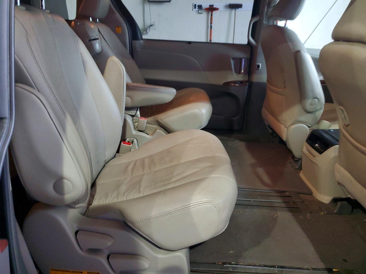 2012 TOYOTA SIENNA