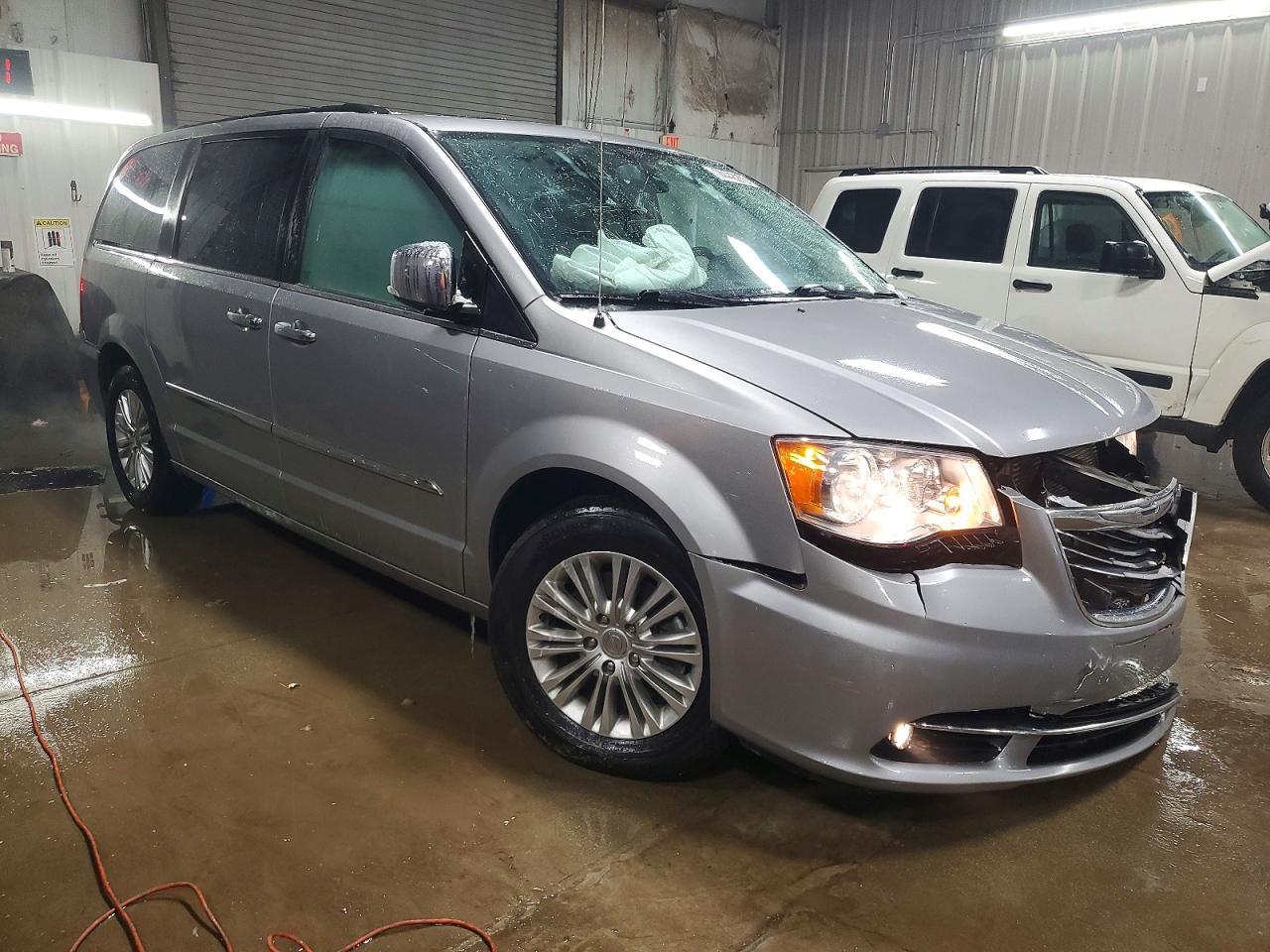 2016 CHRYSLER Town & Country