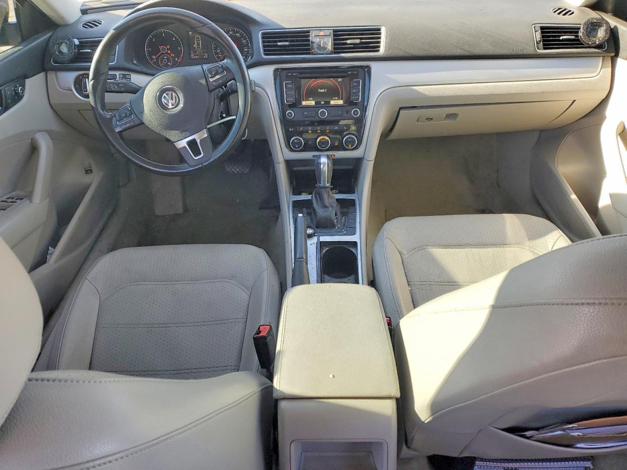 2012 VOLKSWAGEN Passat