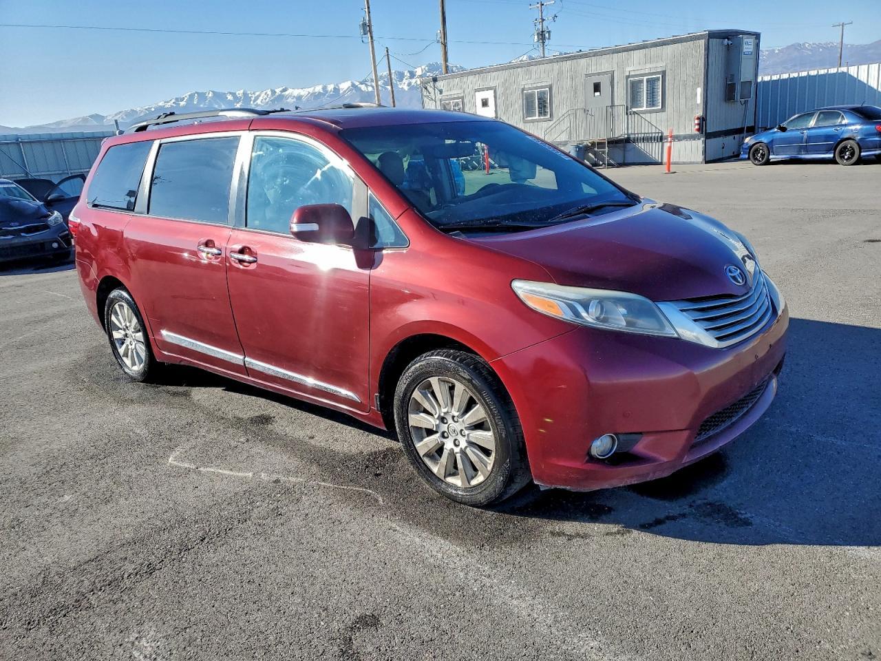 2015 TOYOTA SIENNA