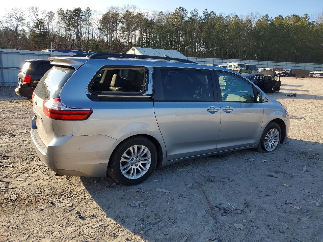 2016 TOYOTA SIENNA