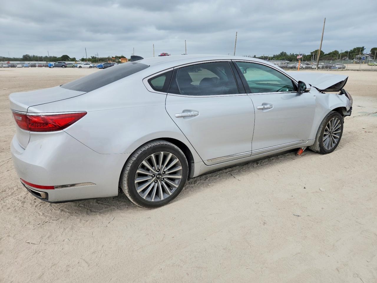 2017 KIA Cadenza