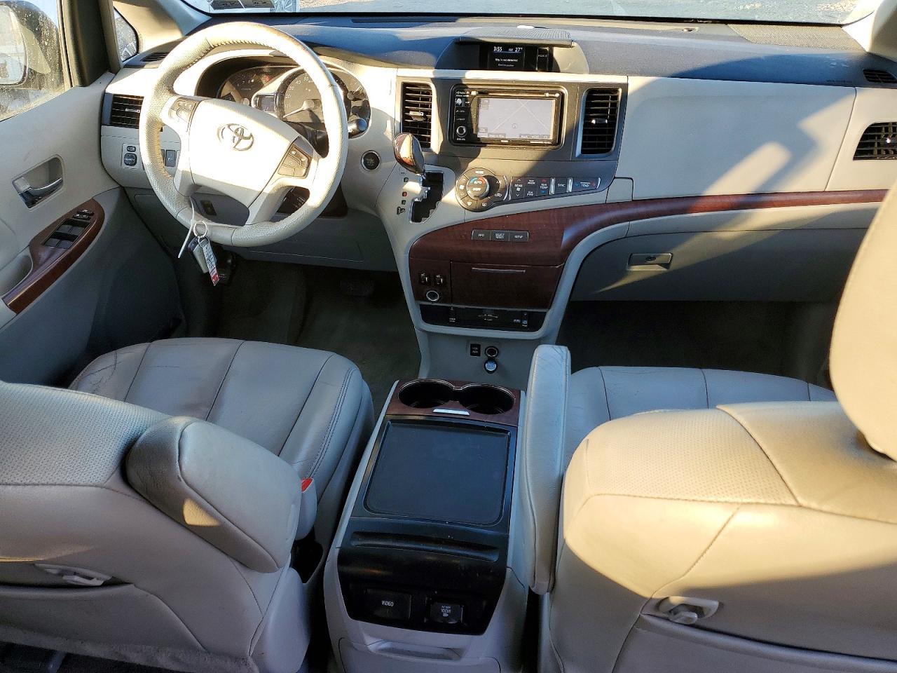 2012 TOYOTA SIENNA