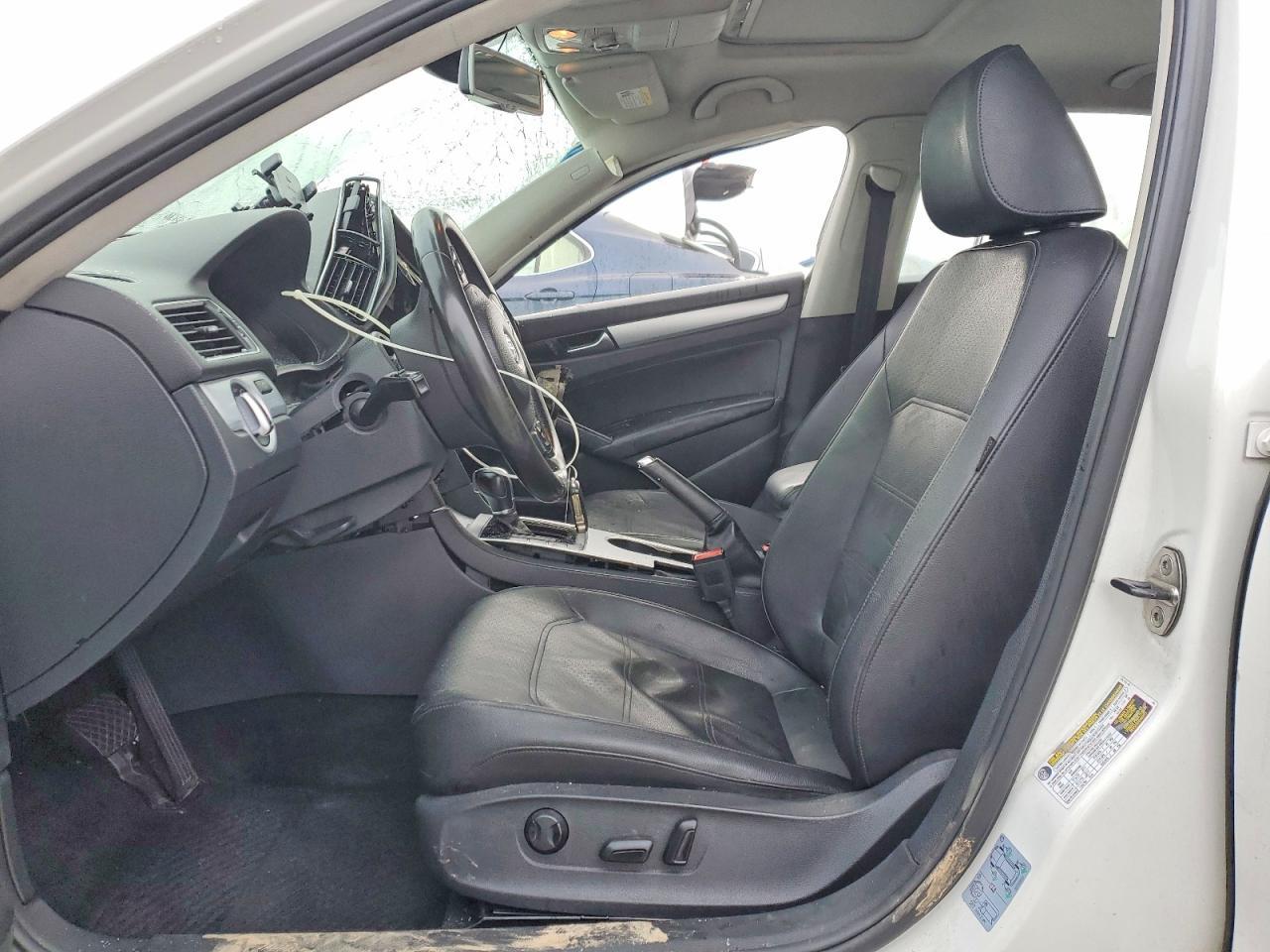 2013 VOLKSWAGEN Passat