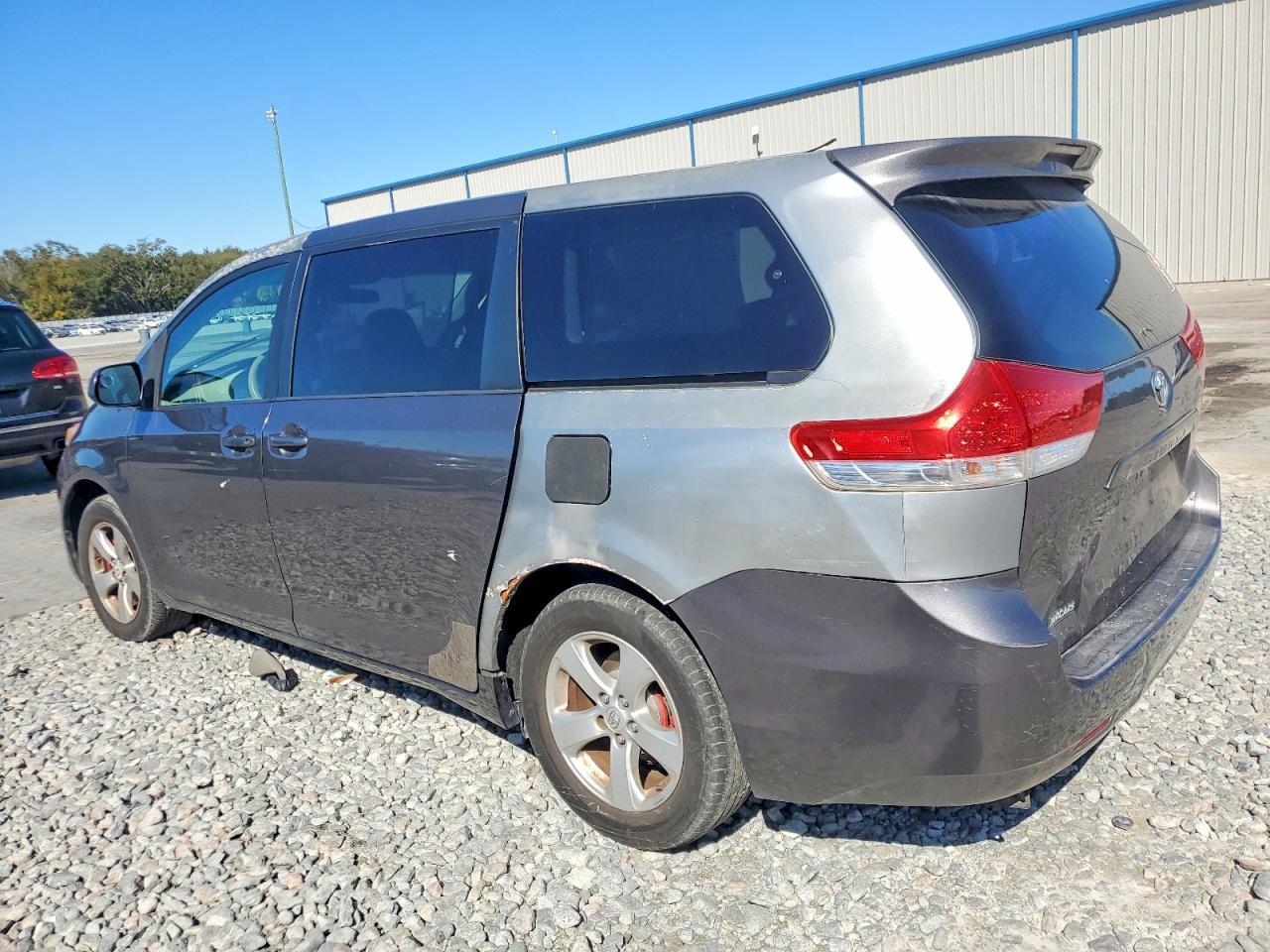 2011 TOYOTA SIENNA