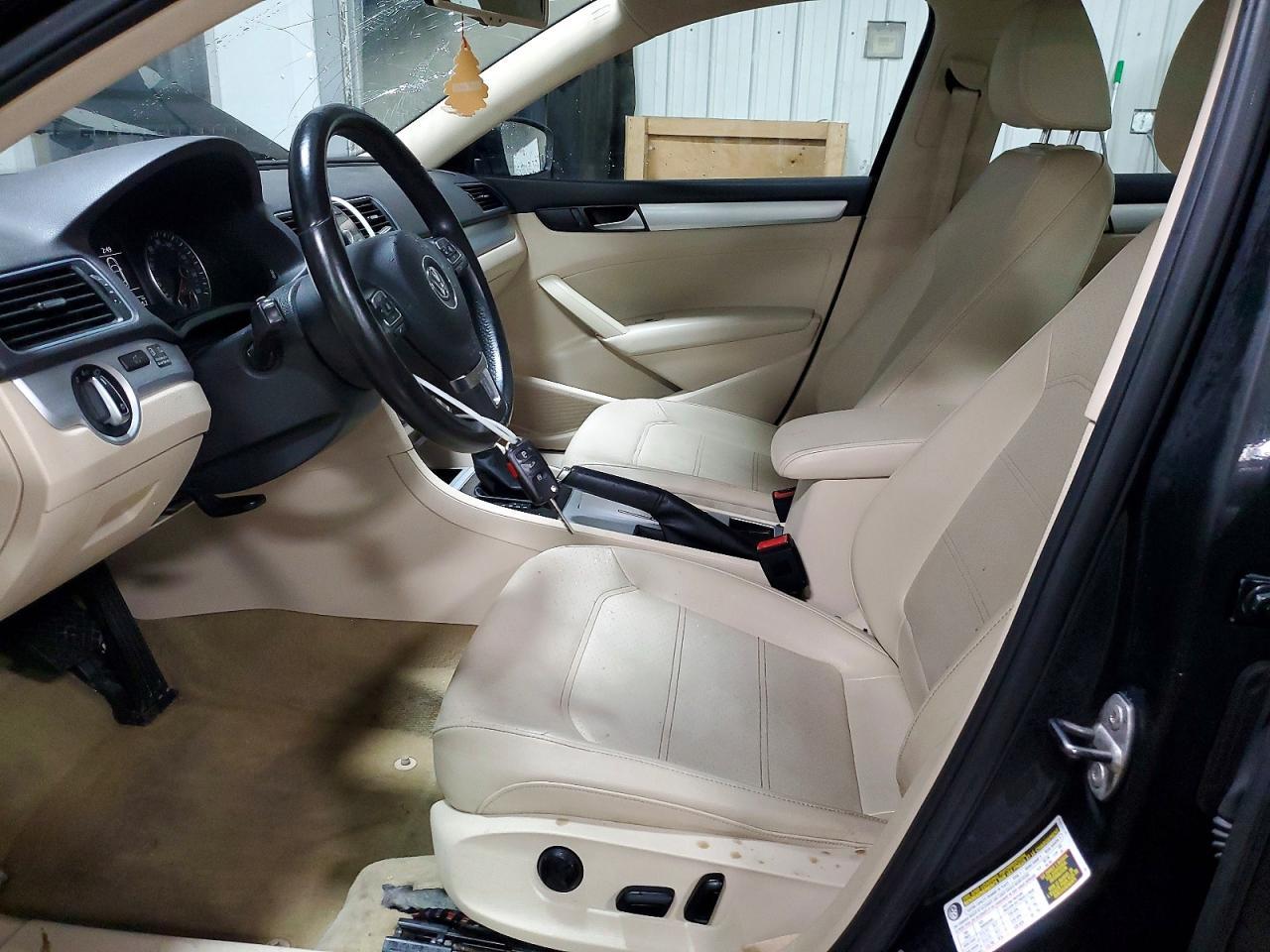 2012 VOLKSWAGEN Passat