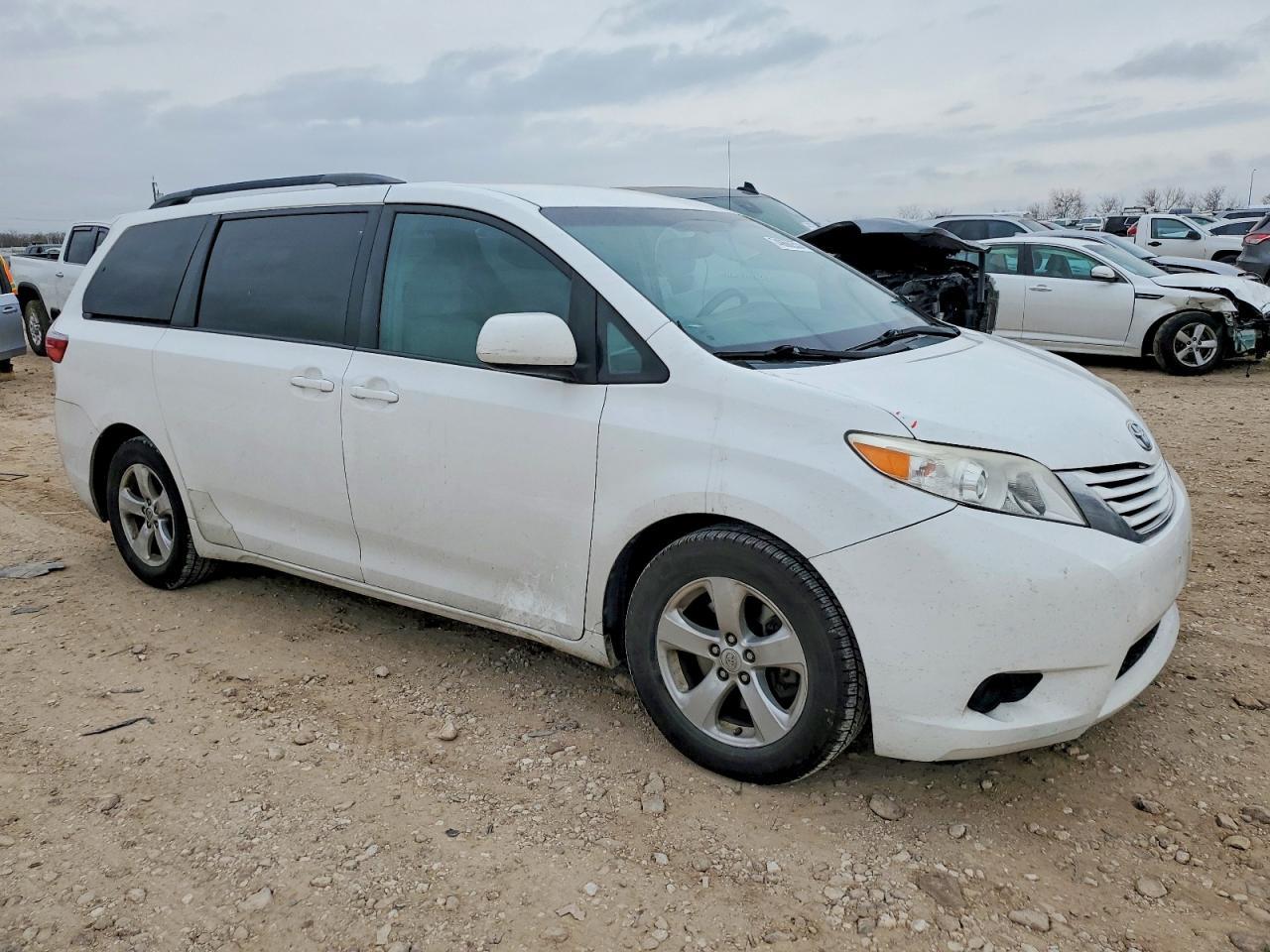 2016 TOYOTA SIENNA