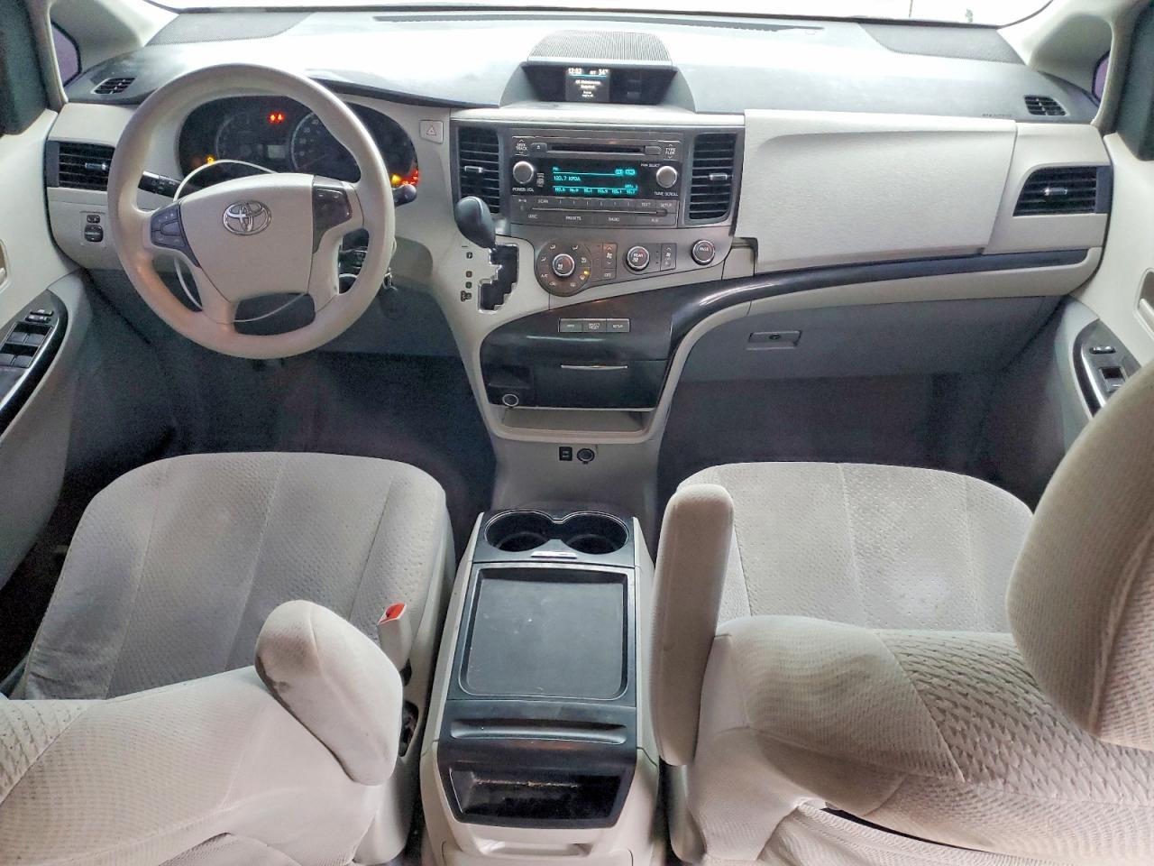 2011 TOYOTA SIENNA