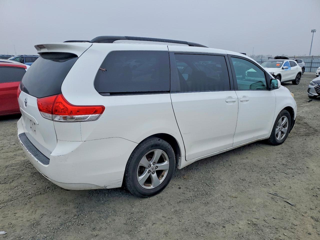2011 TOYOTA SIENNA
