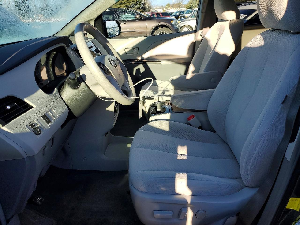 2012 TOYOTA SIENNA
