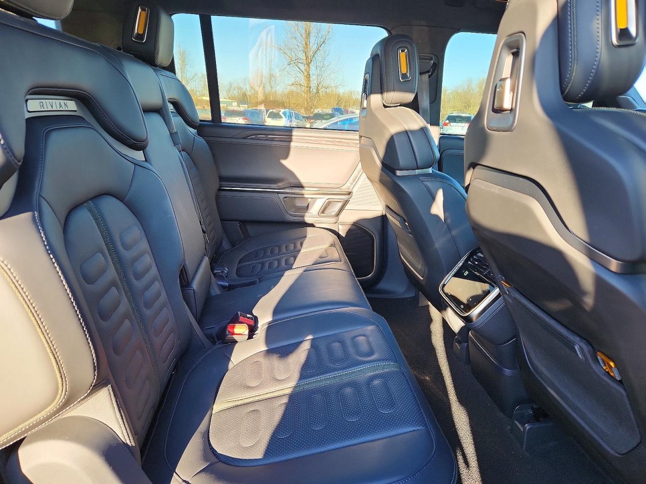 2022 RIVIAN R1s