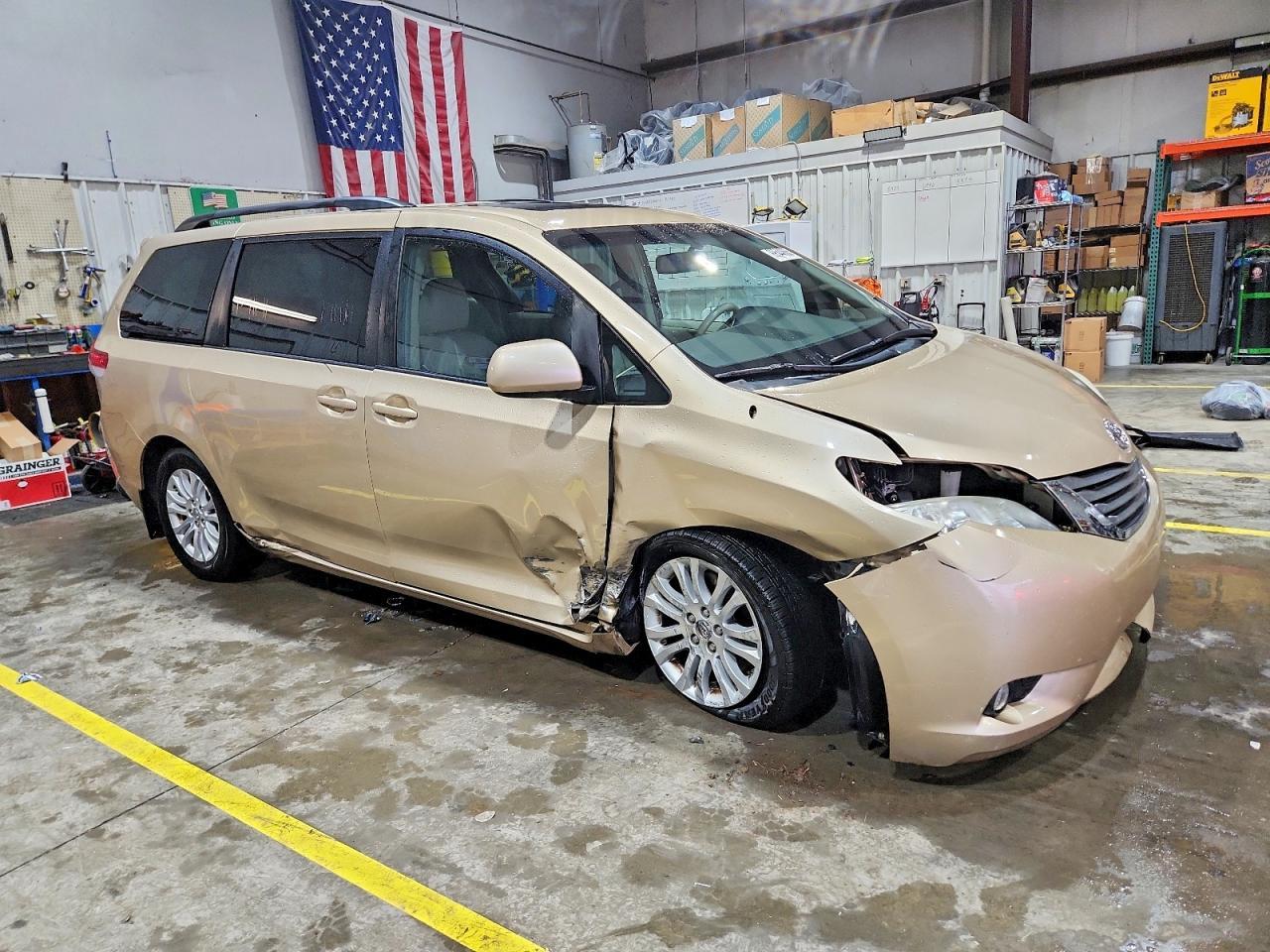 2011 TOYOTA SIENNA
