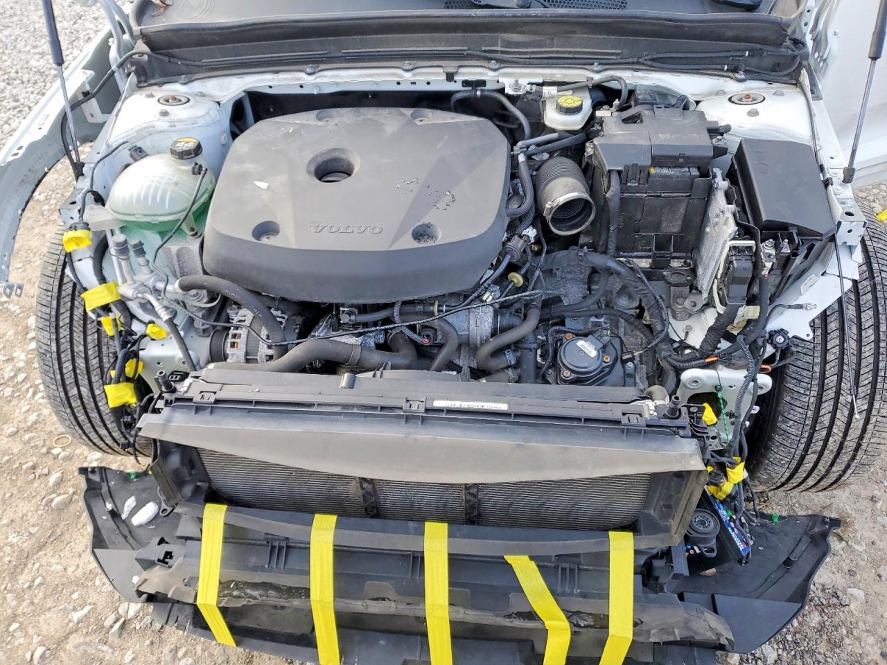 2022 VOLVO XC40