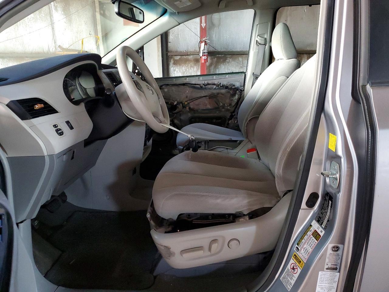 2011 TOYOTA SIENNA