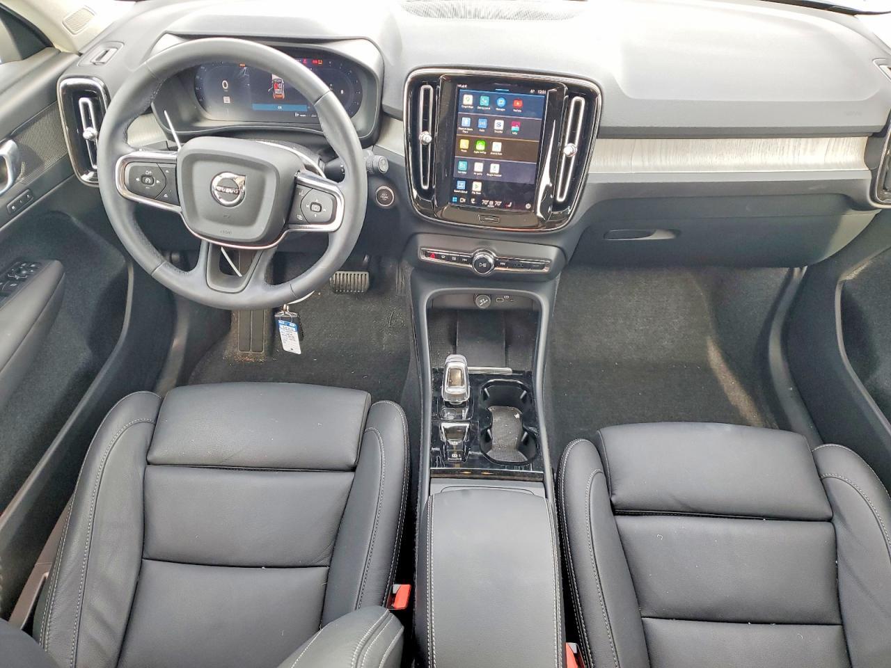 2025 VOLVO XC40