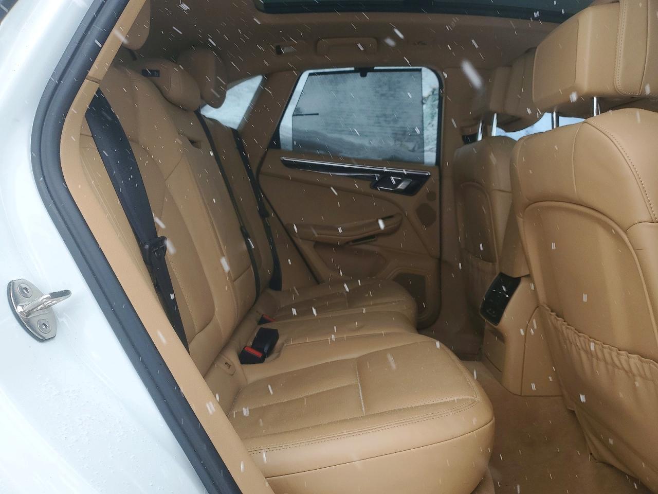 2016 PORSCHE Macan