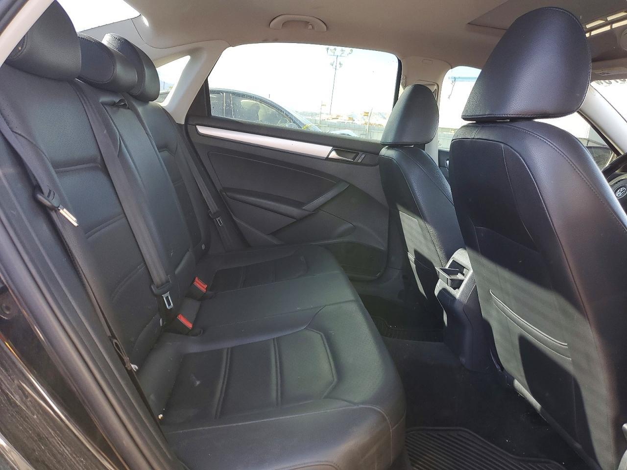 2012 VOLKSWAGEN Passat